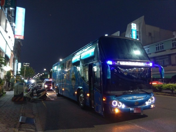 校車司機疑未發現學生未完全下車就持續行駛,學生遭拖行受傷。(記者王善嬿攝)