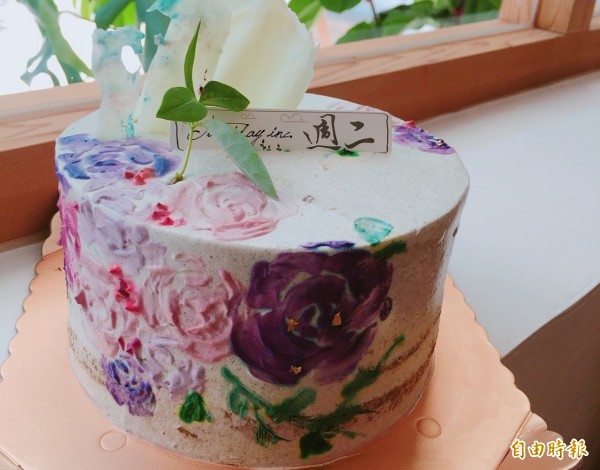 蕭文俐在蛋糕上繪畫美麗鮮豔花朵,使蛋糕猶如一個藝術品。(蕭文俐提供)