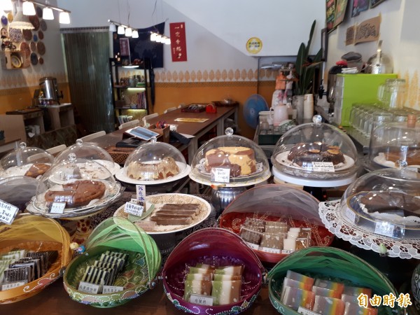 新竹市印尼華僑媽媽姚燕麗30年前遠嫁台灣,為了吃家鄉的娘惹糕和南洋餐,和女兒李依庭在台灣開了間艷麗南洋糕點餐廳,除自己解饞,也讓台灣新住民圓了家鄉美味夢。(記者洪美秀攝)