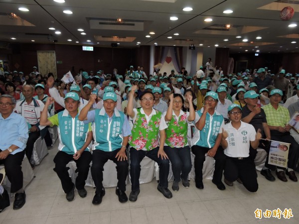 劉櫂豪客家後援會成立,展現大團結氣勢。(記者張存薇攝)