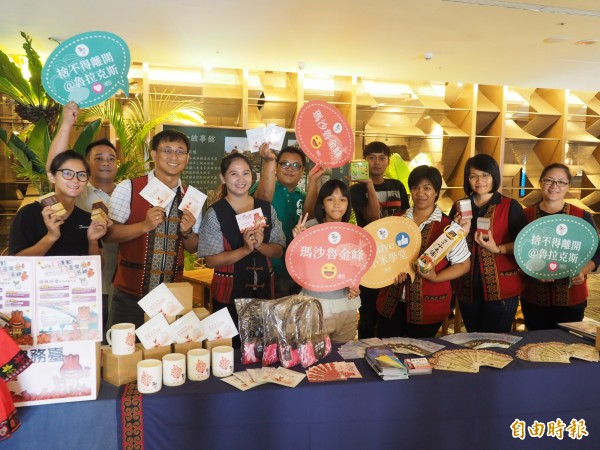 金峰鄉公所首度與台東市飯店業合作,將飯店一樓大廳布置的成原民風,行銷部落產業。(記者王秀亭攝)