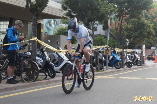 鐵人三項單車賽事,由馬公市中正國小出發。(記者劉禹慶攝)