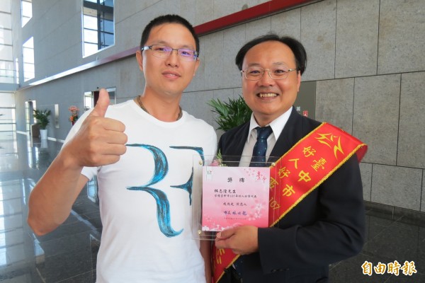 林志隆(右)獲頒台中市好人好可代表,去年遭酒駕撞成重傷的病人王俊昇特地前往致意。(記者蘇孟娟攝)