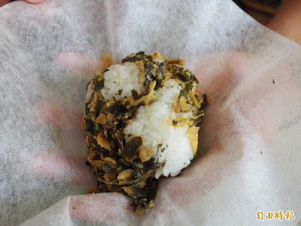 茶葉飯糰是以酥炸茶葉取代炸油條的口感,只有茶葉、白米飯及胡椒香。(記者王秀亭攝)