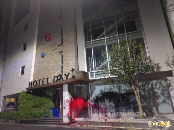 承億文旅嘉義市辦公室大樓門口遭人潑漆。(記者王善嬿攝)