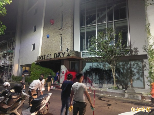 承億文旅嘉義市總公司門口遭潑漆,員工晚間獲報趕往處理。(記者王善嬿攝)