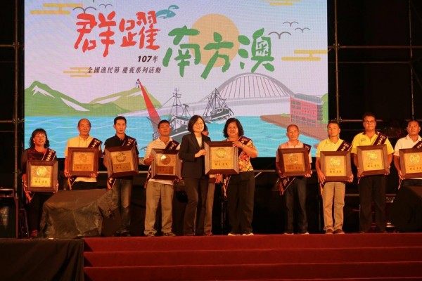 楊麗珠前往宜蘭南方澳,接受蔡英文總統頒獎表揚。(楊麗珠提供)