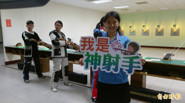 鳳和高中射擊隊參加教育部107年高中職校學生實彈射擊競賽,擊敗強手台東體中勇奪全國冠軍。(記者王涵平攝)