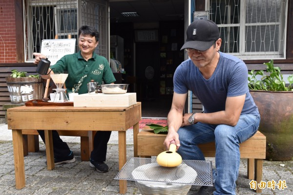 不插電咖啡館讓遊客體驗炭火烘豆到沖泡完全不用電。(記者黃淑莉攝)