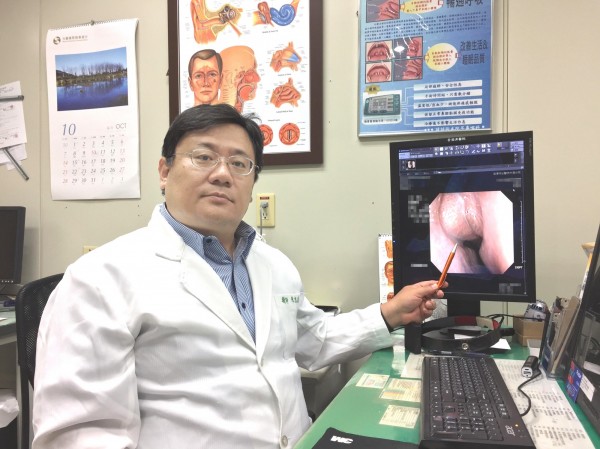 陳忠雄指有男子鼻竇炎難斷根,原來上大夜班生活「不見天日」,與血中維生素D濃度低有關。(圖由澄清醫院提供)