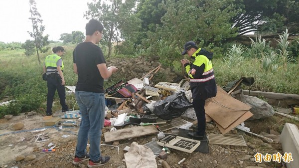 台68快速道路橋下靠近新竹市運動公園處遭人偷倒建築廢棄物,環保局和警方到場蒐證,已追查到可疑對象,除了開罰,也由警方移送地檢署偵辦。(記者洪美秀攝)