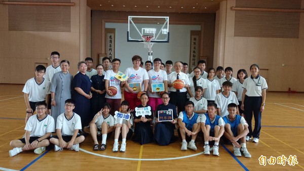 經慈濟骨髓幹細胞中心協助配對移植成功的陳建戎、杜振嘉、陳俊儒,與台南慈濟中學學生進行3對3鬥牛賽。(記者劉婉君攝)
