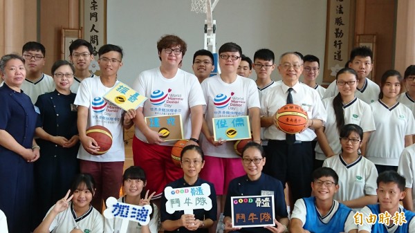 經慈濟骨髓幹細胞中心協助配對移植成功的陳建戎、杜振嘉、陳俊儒,與台南慈濟中學學生進行3對3鬥牛賽。(記者劉婉君攝)