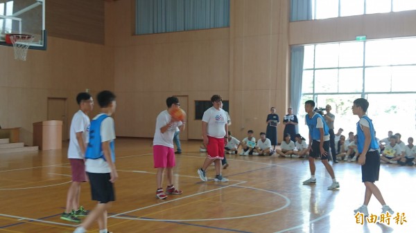 經慈濟骨髓幹細胞中心協助配對移植成功的陳建戎、杜振嘉、陳俊儒,與台南慈濟中學學生進行3對3鬥牛賽。(記者劉婉君攝)