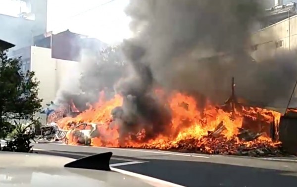 彰化縣社頭鄉忠孝三路下午突然發生大火,一輛自小客車來不及移出,陷入無情火海。(記者陳冠備翻攝)