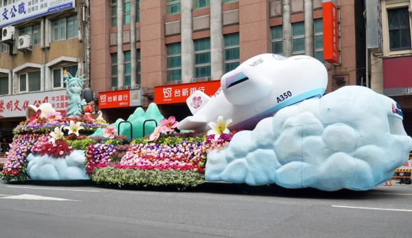 華航國慶花車由大葉大學造形藝術學系製作,華麗的花車一出場就成為吸睛亮點。 (大葉大學提供)
