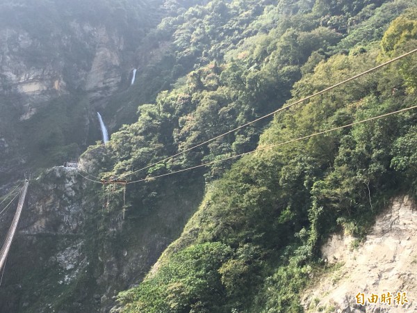 南投信義鄉雙龍景觀吊橋正加緊趕工,一旁則是當地知名的水管吊橋。(記者劉濱銓攝)
