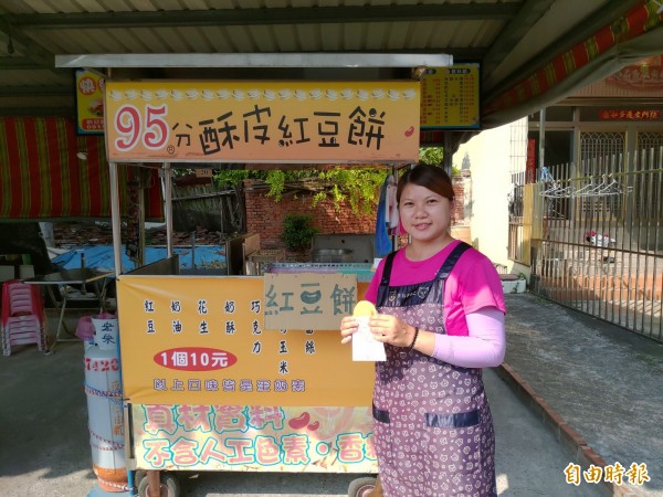 林政君延續母親曾若淑「成績好,呷紅豆餅免錢」作法,只要學生的考試成績達95分,就能得到1顆免費的紅豆餅。(記者曾迺強攝)