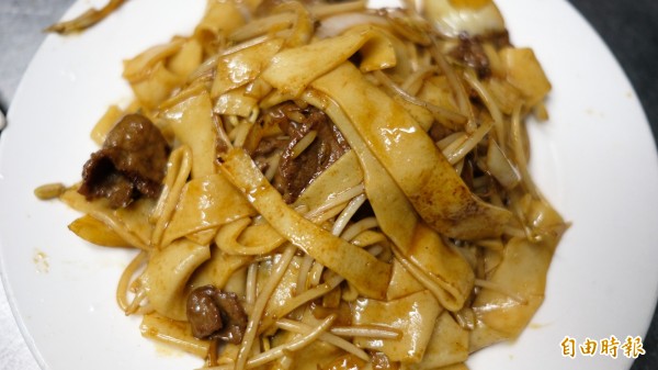 「吉品熱炒」招牌菜「干炒牛河」鑊氣十足,老闆陳振龍自豪地說:「我的干炒牛河在基隆說第二名,沒人敢說第一!」(記者林欣漢攝)