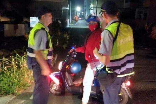 南投警方針對外籍移工騎乘電動自行車進行臨檢勤務情形。(記者謝介裕翻攝)