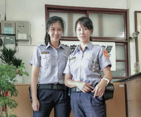 后里分駐所甜姐兒員警顏廷(左)與學姐張叡营(右)。(顏廷提供)