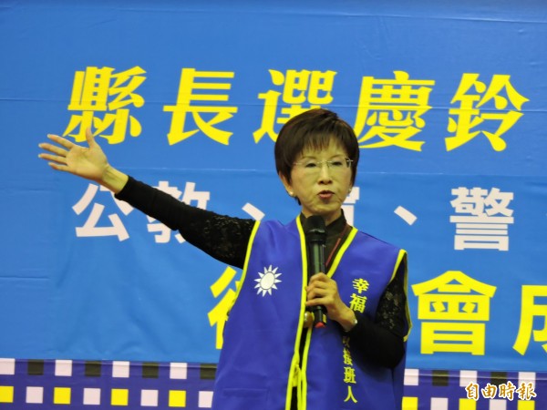 國民黨前黨主席洪秀柱痛批民進黨政府,指總統府凱道上的國慶典禮的布置,紅色雙十不見了,變成看不懂的線條組成,用閩南語念「台灣共好」,就是「台灣共和」、準備成立台灣國,請大家一定要在年底用選票討回公道!(記者張存薇攝) 國民黨前黨主席洪秀柱痛批民進黨政府,指總統府凱道上的國慶典禮的布置,紅色雙十不見了,變成看不懂的線條組成,用閩南語念「台灣共好」,就是「台灣共和」、準備成立台灣國,請大家一定要在年底用選票討回公道!(記者張存薇攝)