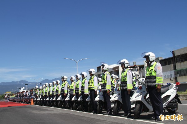 議員張卓然指台東縣員警十分辛苦,爭取增加「超勤津貼」。(記者張存薇攝)