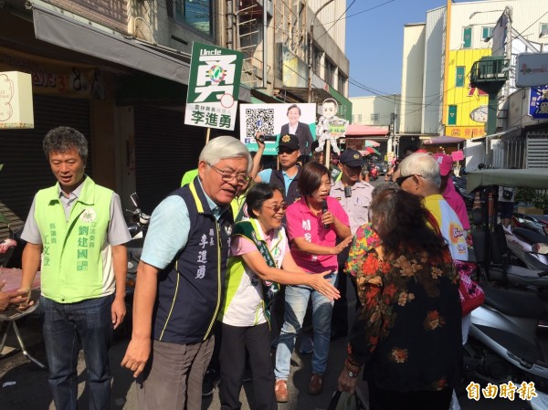 雲林縣長李進勇、斗六市長參選人林慧如等人到西市場掃街拜票。(記者詹士弘攝)
