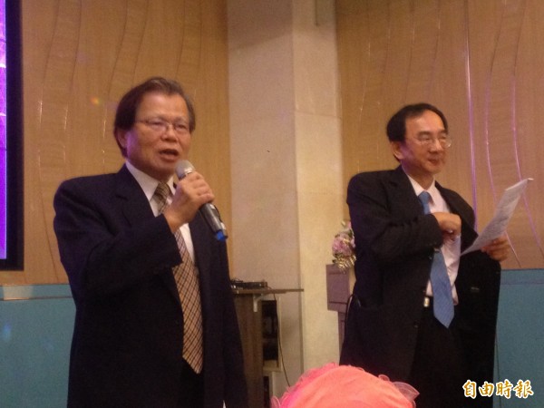 高雄市醫師公會理事長王欽程(左)提及,流感疫苗可能缺貨。(記者黃旭磊攝)