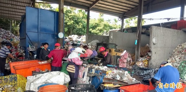 南投市公所資源回收場委外廠商貨殖公司員工,在垃圾分類時,意外拾獲1萬1300元現金,但員工們均未心生貪念,如實通報公所並順利物歸原主。(記者謝介裕攝)