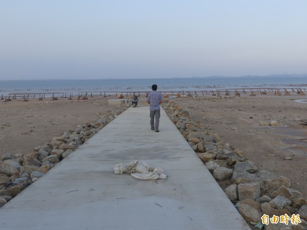 金門岸邊向海灘延伸的「蚵道」是為協助蚵民下採蚵、運蚵所建。(記者吳正庭攝)