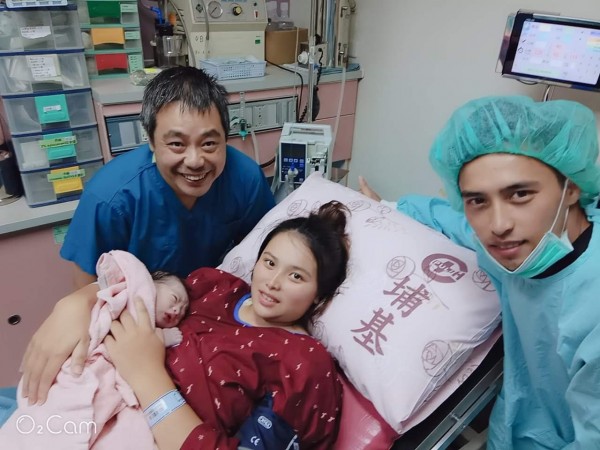 埔里基督教醫院李文車醫師(左一)開心地與接生的首位國慶寶寶及其父母合照。(圖擷自李文車臉書)