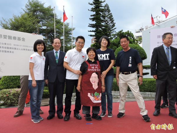 愛心菜販陳樹菊(左四)捐出畢生積蓄,幫助台東醫療。(記者張存薇攝)