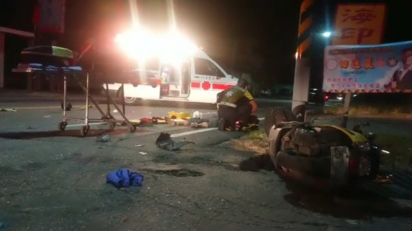 救護人員到現場後,立即對機車騎士進行急救。(記者王秀亭翻攝)