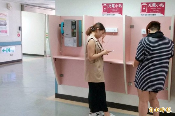 衛福部南投醫院在病房護理站前設置「手機充電站」,免除病友及家屬手機沒電的困擾。(記者謝介裕攝)