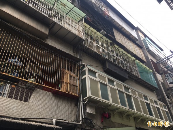 王女一家三口住在四樓公寓(右邊民房)。(記者許倬勛翻攝)