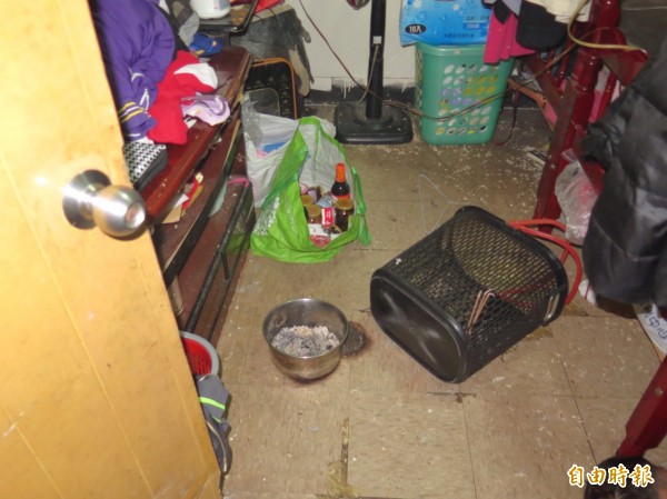 王女帶著13歲小兒子在主臥室燒炭輕生,房間地板還留有炭盆。(記者許倬勛翻攝)