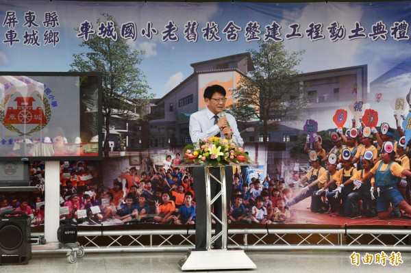 潘孟安回母校動土重建,自豪改建屏東29校老舊教室。(記者蔡宗憲攝)
