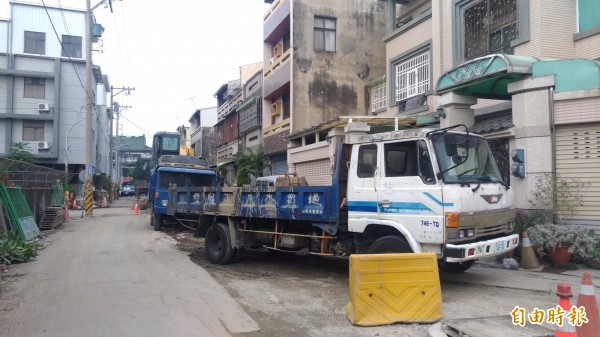 國慶日斗南北銘里興北路封路施工引發眾怒。(記者廖淑玲攝)