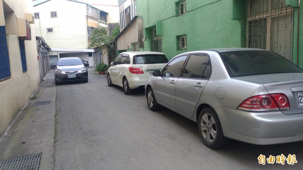 巷子內的車子因施工封路無法進出。(記者廖淑玲攝)