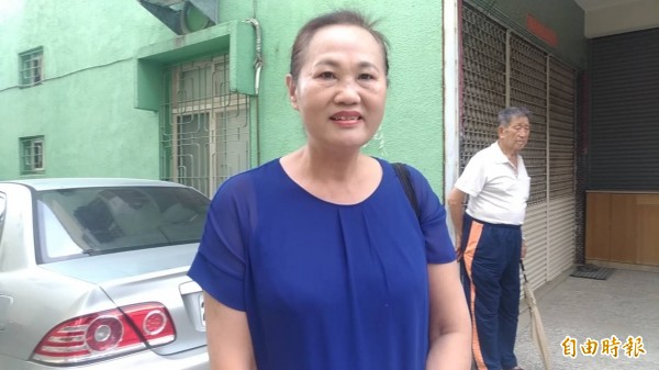 住在巷子裡的沈姓住戶車子出不來抱怨連連。(記者廖淑玲攝)