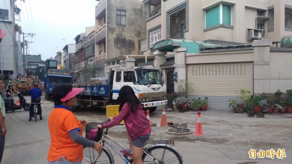 斗南北銘里興北路施工連單車都難以通行。(記者廖淑玲攝)
