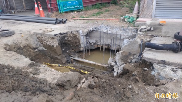斗南北銘里興北路施工,台電、自來水、中華電信、第四台及欣雲瓦斯各自施作,導致工程延宕惹民怨。(記者廖淑玲攝)