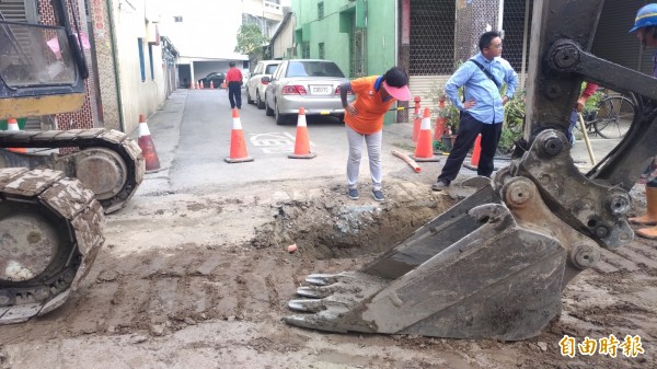 國慶日施工挖路造成住戶沒水沒電還不得進出,里民怨聲載道。(記者廖淑玲攝)