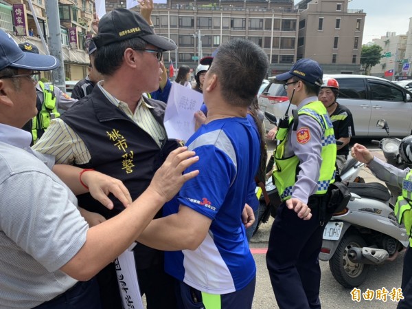 護礁人士與警方發生衝突。(記者許倬勛攝)