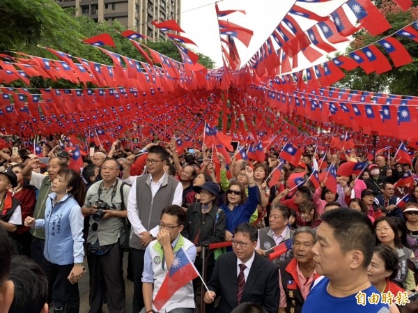 每年舉辦的「國旗屋」升旗典禮吸引近萬民眾參加。(記者許倬勛攝)