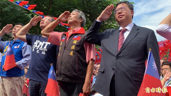 市長鄭文燦(右一)與市長候選人陳學聖(左一)、前縣長吳志揚(左二)、國旗達人張老旺(右二)同台向國旗敬禮。(記者許倬勛攝)