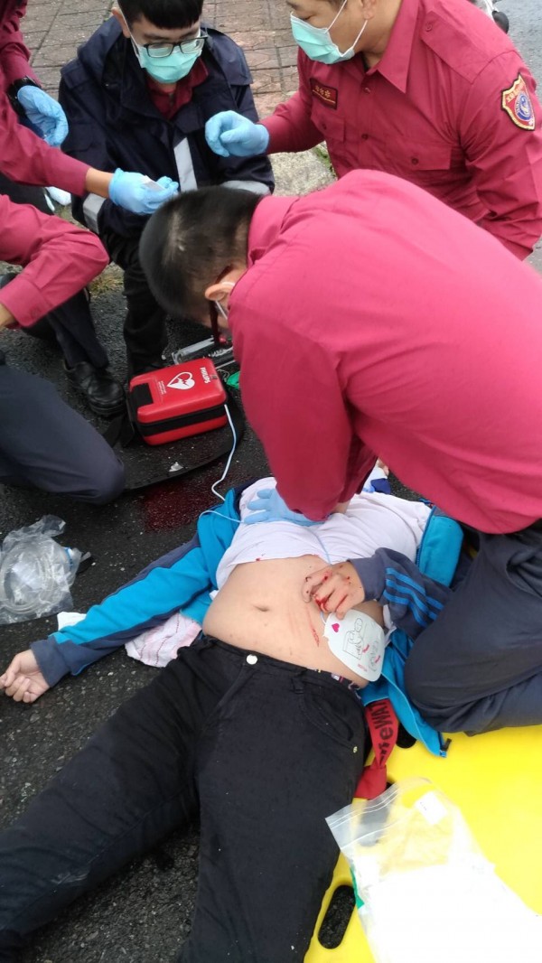 宜蘭市黎明二路與環市東路路口,今上午11點17分,一部機車與自小客車發生車禍,男機車騎士一度無生命跡象。(記者林敬倫翻攝)