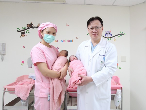苗栗市大千醫院婦產科主任周志恆(右)醫師說,雙十慶典加上農曆日子不錯,不少媽媽選在雙十慶典剖腹產。(記者張勳騰翻攝)