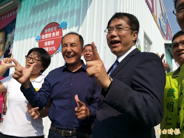 黃偉哲今天拜訪林義豐的政見概念館。(記者邱灝唐攝)